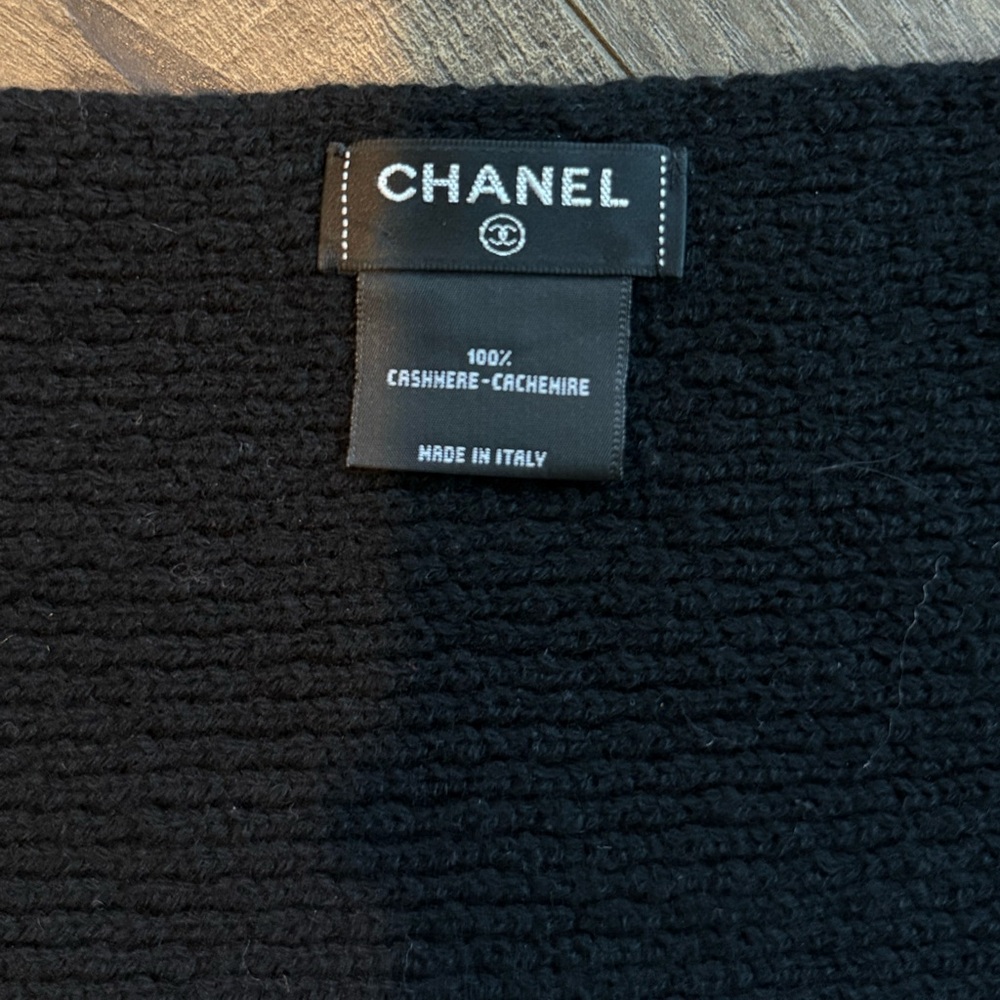 (RARE) CHANEL Black Knit 100% Cashmere Scarf With White Embroidered Emblem - Picture 5 of 5